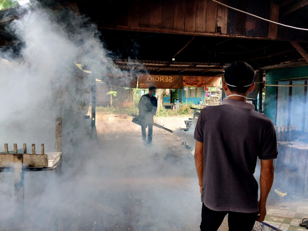 Kegiatan Fogging atau Pengasapan Untuk Pemberantasan Nyamuk Aedes Aegypti di Desa Gumbil Kecamatan Telaga Langsat